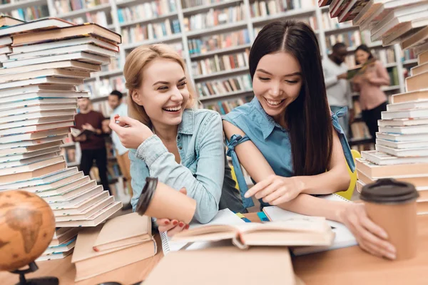 Étnico Asiático Blanco Niñas Sentado Mesa Rodeado Por Libros Biblioteca — Foto de Stock