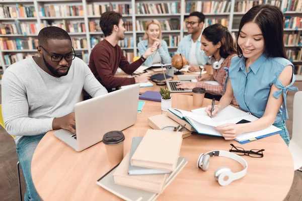 Seis Estudiantes Étnicos Mestizos Indios Asiáticos Afroamericanos Blancos Sentados Mesa — Foto de Stock