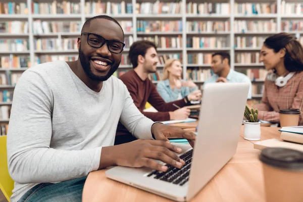 Group Ethnic Multicultural Students Sitting Table Library Black Guy Typing — Stock Photo, Image