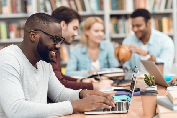 Grupo Estudiantes Étnicos Multiculturales Sentados Estudiando Mesa Biblioteca —  Fotos de Stock