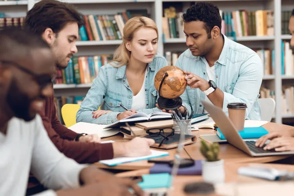 Grupo Estudiantes Étnicos Multiculturales Sentados Estudiando Mesa Biblioteca — Foto de Stock