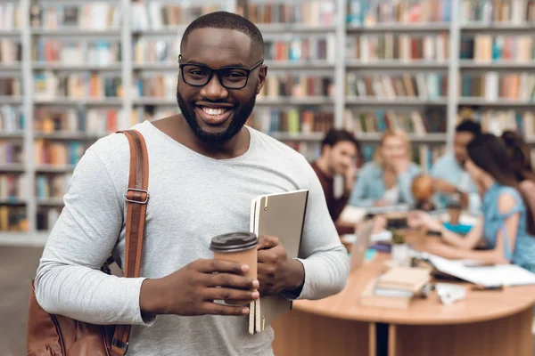 Grupo Estudiantes Étnicos Multiculturales Sentados Mesa Biblioteca Chico Negro Con —  Fotos de Stock