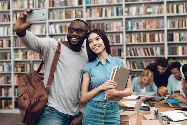 Grupo Estudantes Multiculturais Étnicos Sentados Mesa Biblioteca Cara Preto Menina — Fotografia de Stock