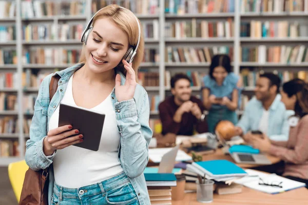 Grupo Estudiantes Étnicos Multiculturales Sentados Biblioteca Mesa Chica Blanca Usando —  Fotos de Stock