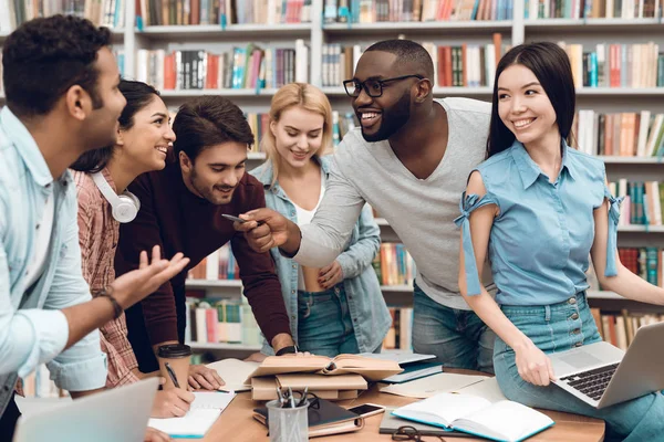 Grupo Estudiantes Étnicos Multiculturales Que Estudian Biblioteca — Foto de Stock