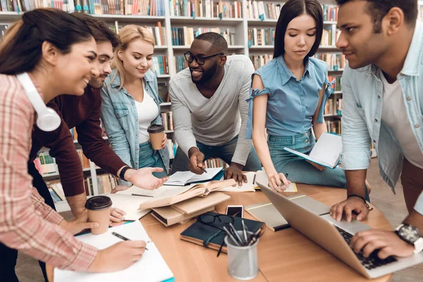 Grupo Estudantes Multiculturais Étnicos Que Estudam Biblioteca — Fotografia de Stock