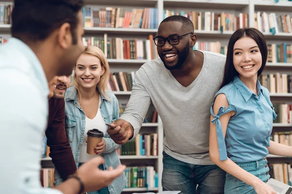 Grupa Etniczna Wielokulturowym Studentów Rozmawiając Śmiejąc Się Bibliotece — Zdjęcie stockowe