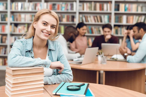 Grupo Estudiantes Étnicos Multiculturales Sentados Mesa Biblioteca Chica Blanca Con —  Fotos de Stock