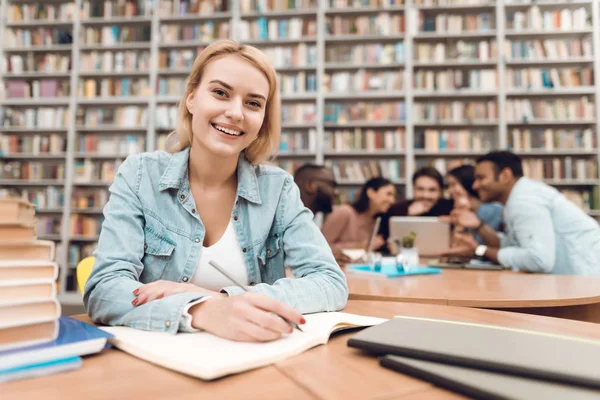 Grupo Estudiantes Étnicos Multiculturales Sentados Mesa Biblioteca Chica Blanca Tomando — Foto de Stock