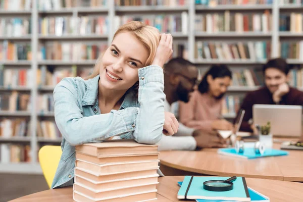 Grupo Estudiantes Étnicos Multiculturales Sentados Mesa Biblioteca Chica Blanca Con — Foto de Stock