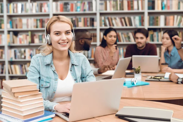 Grupo Estudantes Multiculturais Étnicos Sentados Mesa Biblioteca Menina Branca Trabalhando — Fotografia de Stock