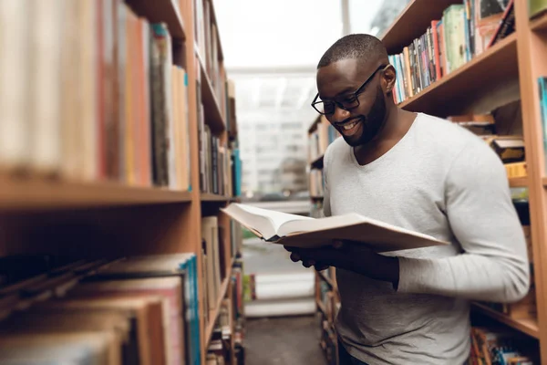 Усміхнений Етнічний Афроамериканський Хлопець Читає Книгу Бібліотеці — стокове фото