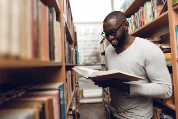 Sonriente Chico Afroamericano Étnico Leyendo Libro Biblioteca — Foto de Stock