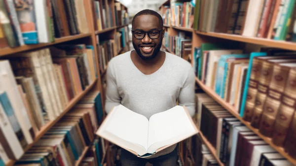 Sonriente Chico Afroamericano Étnico Leyendo Libro Biblioteca — Foto de Stock