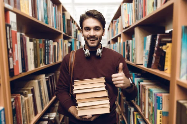 Estudiante Blanco Jersey Con Libros Biblioteca Rodeada Libros — Foto de Stock
