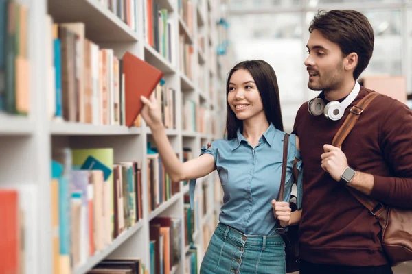 Etnia Asiática Menina Branco Guyin Biblioteca Procurando Livros — Fotografia de Stock