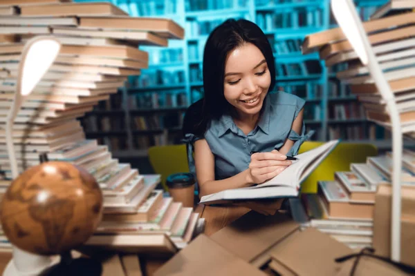 Étnico Asiático Chica Gafas Sentado Mesa Rodeado Por Libros Biblioteca — Foto de Stock