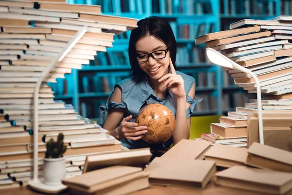 Ethnic Asian Girl Sitting Table Surrounded Books Library Night Globe — Stock Photo, Image