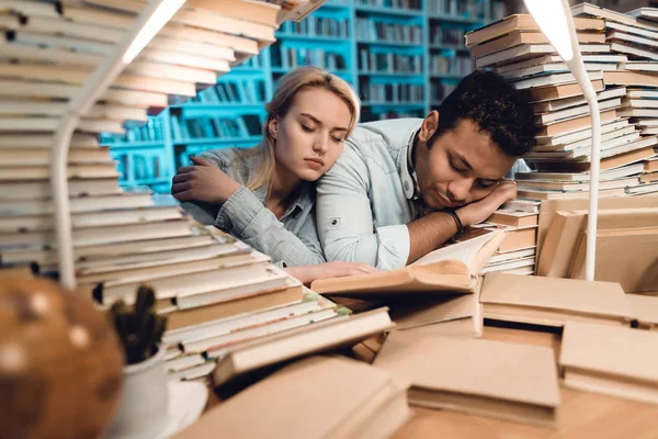 Étnico Indio Mestizo Chico Blanco Chica Sentado Mesa Rodeado Libros — Foto de Stock