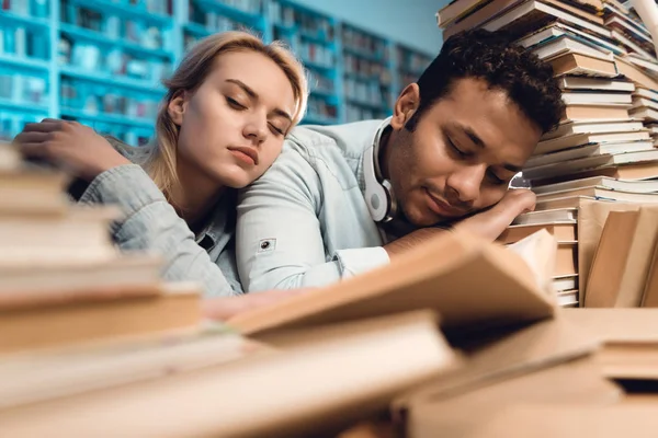 Étnico Indio Mestizo Chico Blanco Chica Sentado Mesa Rodeado Libros — Foto de Stock