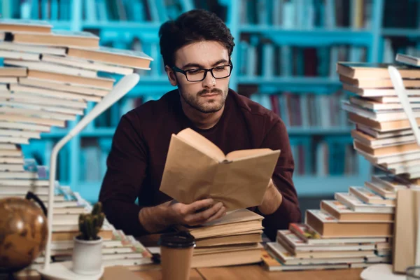 Hombre Blanco Sentado Mesa Rodeado Libros Biblioteca Libro Lectura — Foto de Stock