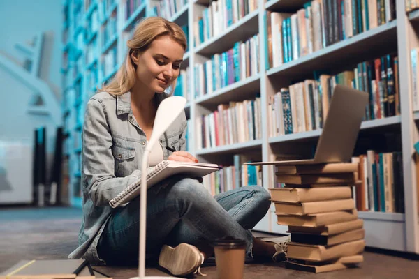 White Girl Sitting Bookshelves Library Taking Notes — Stock Photo, Image