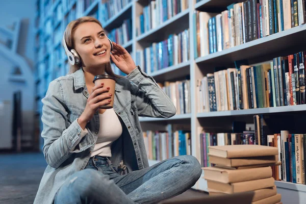 White Girl Sitting Bookshelves Library Listening Music — Stock Photo, Image
