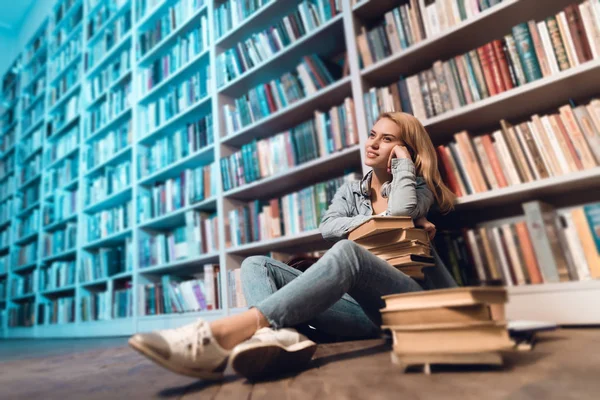 Белая Девушка Сидящая Ночью Возле Книжных Полок Библиотеке — стоковое фото