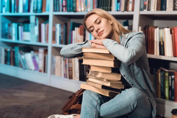 Біла Дівчина Сидить Біля Книжкових Полиць Бібліотеці Вночі — стокове фото