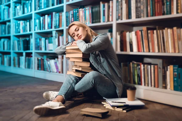 Біла Дівчина Сидить Біля Книжкових Полиць Бібліотеці Вночі — стокове фото