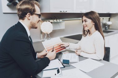 Mutfak deposunda kadın müşteri için renkli palet gösterilen takım yöneticisi