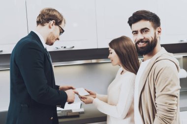 Çift mutfak mağazasında müşterilerinin farklı malzeme gösterilen takım yöneticisi