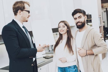 Mutfak mağazasında çift istemcilere malzeme dolapları için gösterilen takım yöneticisi