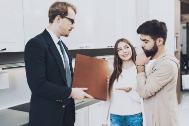 Mutfak mağazasında çift istemcilere malzeme dolapları için gösterilen takım yöneticisi