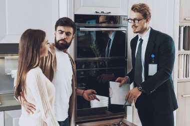 Ankastre mutfak aletleri mutfak mağazasında çift istemcilere gösterilen takım yöneticisi