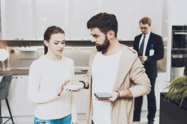 Arka planda Yöneticisi ile birkaç farklı malzemeler mutfakta seçme istemcileri depolamak