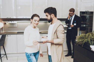 Arka planda Yöneticisi ile birkaç farklı malzemeler mutfakta seçme istemcileri depolamak