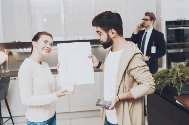 Arka planda Yöneticisi ile birkaç farklı malzemeler mutfakta seçme istemcileri depolamak