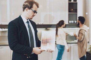 Mutfak mağaza çift arka plan üzerinde renkli renk örnekleri gösterilen takım yöneticisi