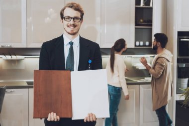 Arka plan üzerinde çift mutfak mağazasında farklı Kabin malzeme gösterilen takım yöneticisi