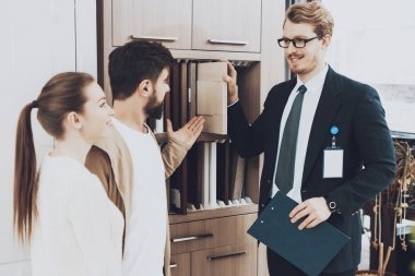 İstemciler kabine malzemeleri mutfak mağazasında seçme takım yöneticisi ile birkaç