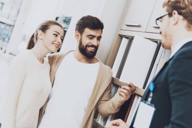 İki istemcileri ve kabine malzemeleri mutfak mağazasında seçme takım yöneticisi