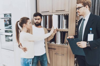 İstemciler kabine malzemeleri mutfak mağazasında seçme takım yöneticisi ile birkaç