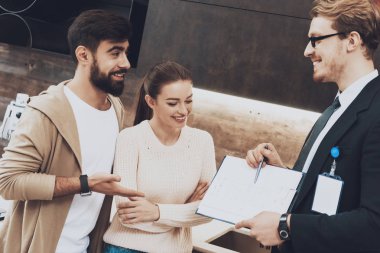 Mutfak mağazasında çift istemcilere mutfak planları gösterilen takım yöneticisi