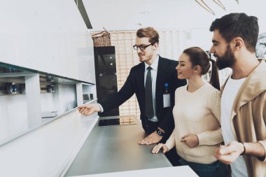 Yeni mutfak mutfak mağazasında çift istemcilere gösterilen takım yöneticisi