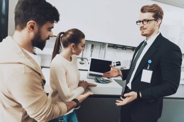 Mutfak mağazasında çift istemcilere renkli renk örnekleri gösterilen laptop ile takım yöneticisi