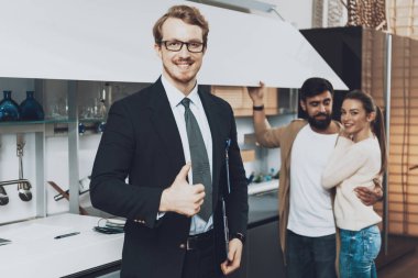 Arka plan istemcilerde çift mutfak mağazasında başparmak pes takım yöneticisi