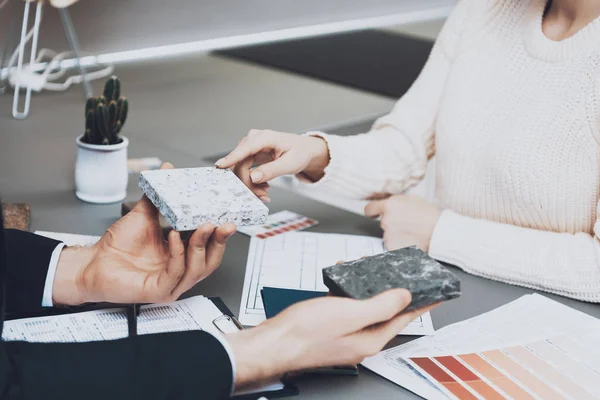 Nahaufnahme Eines Managers Anzug Der Einer Kundin Einem Küchenladen Verschiedene — Stockfoto