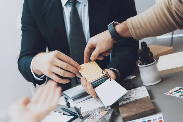 Nahaufnahme Eines Managers Anzug Der Kunden Küchenladen Bunte Uhren Zeigt — Stockfoto