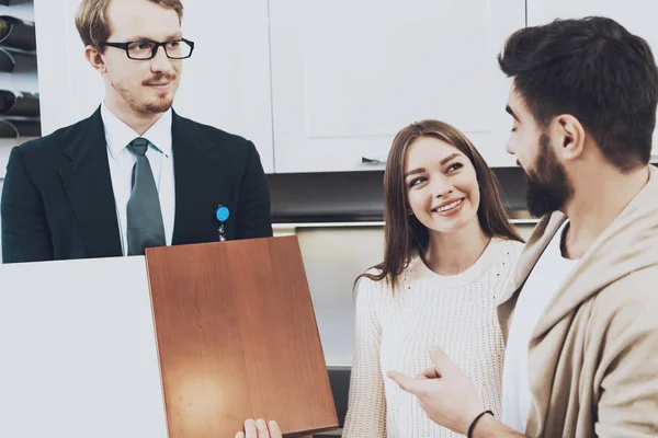 Manager Anzug Zeigt Verschiedene Materialien Für Schränke Kunden Küchengeschäft Verkuppeln — Stockfoto